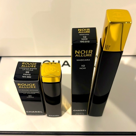 Chanel Holiday Makeup set - Picture 4 of 13